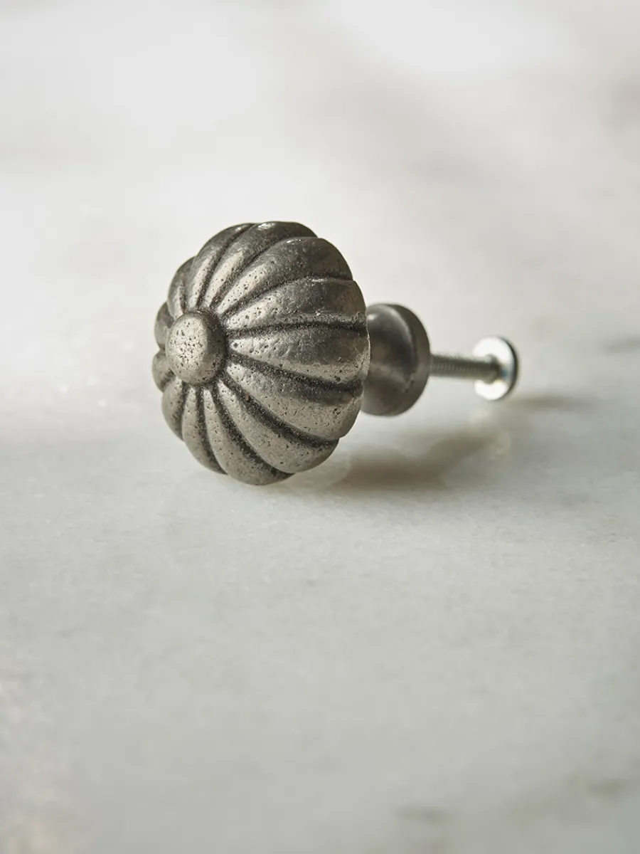 Cox & Cox Hardware<Scalloped Knob - Cast Iron