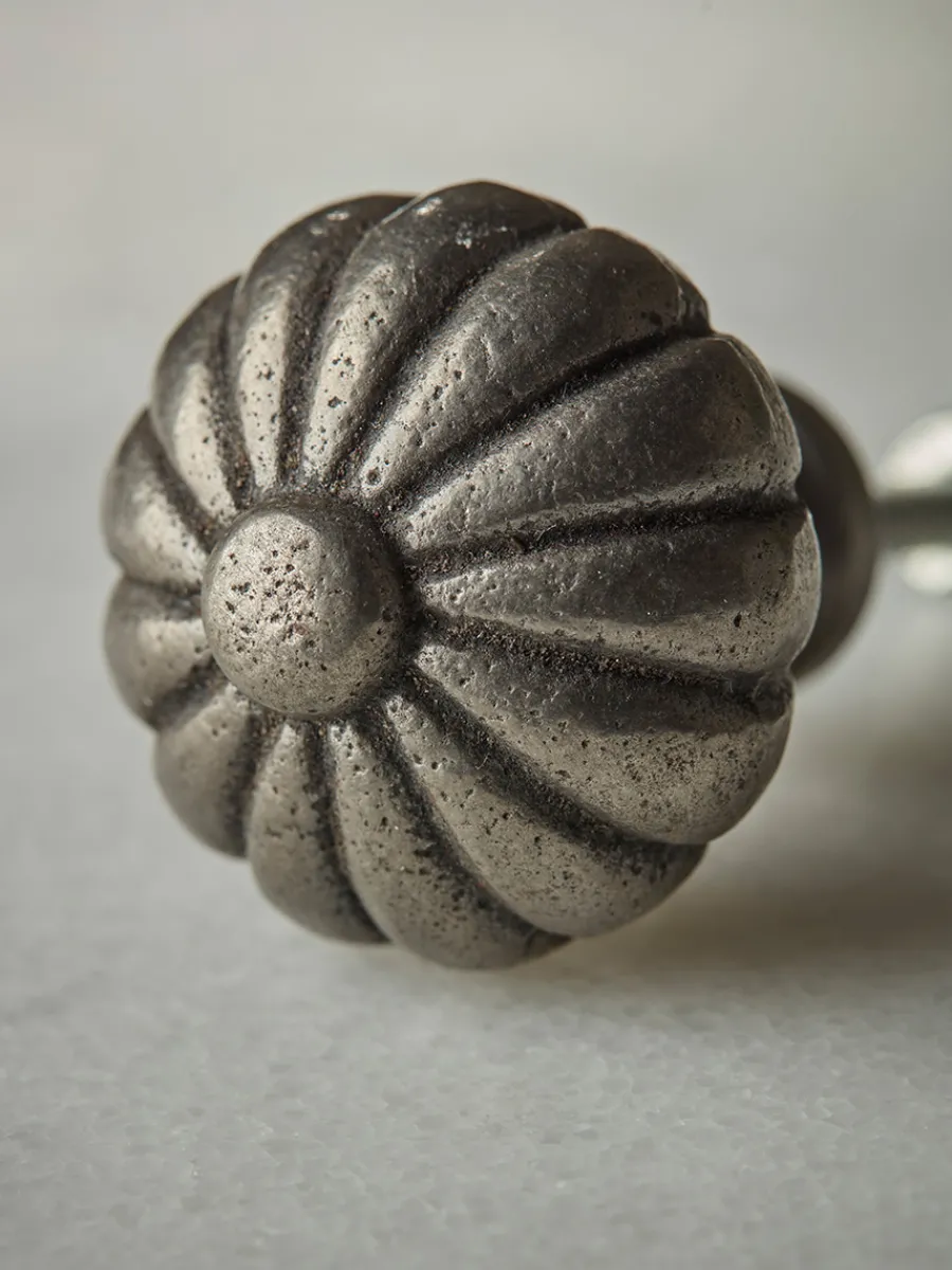 Cox & Cox Hardware<Scalloped Knob - Cast Iron